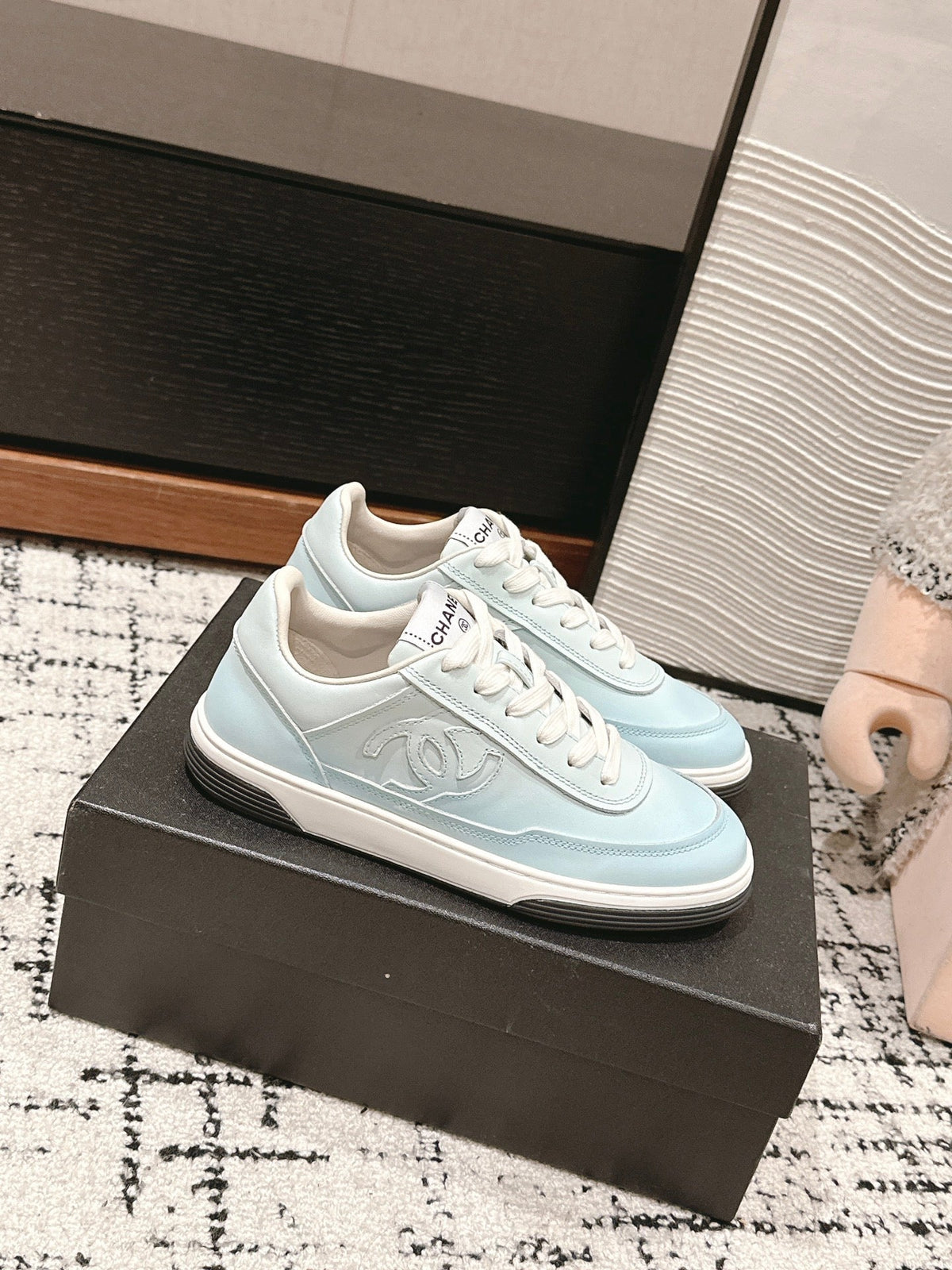 SNEAKER IN BLUE PASTEL HAND-POLISHED CALFSKIN 977829