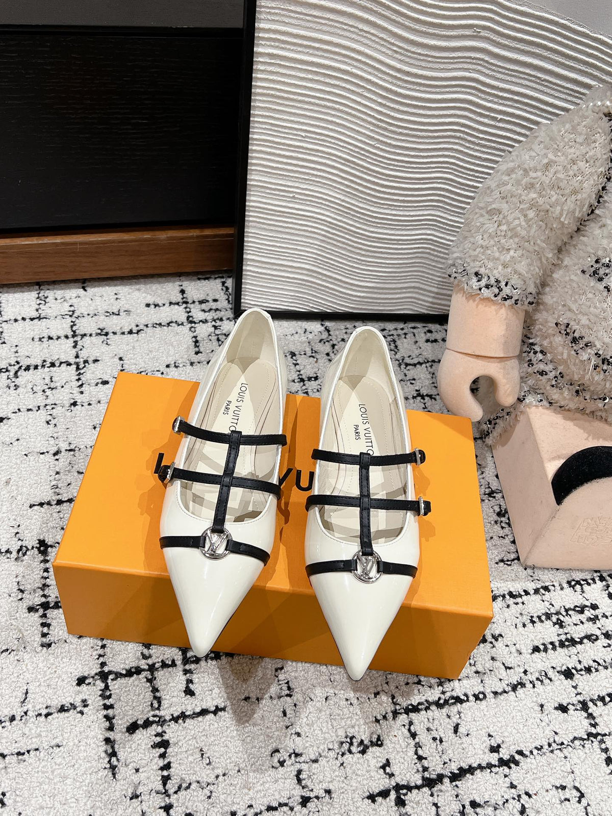 POINTED FLAT SHOES IN WHITE MIX BLACK CALFSKIN