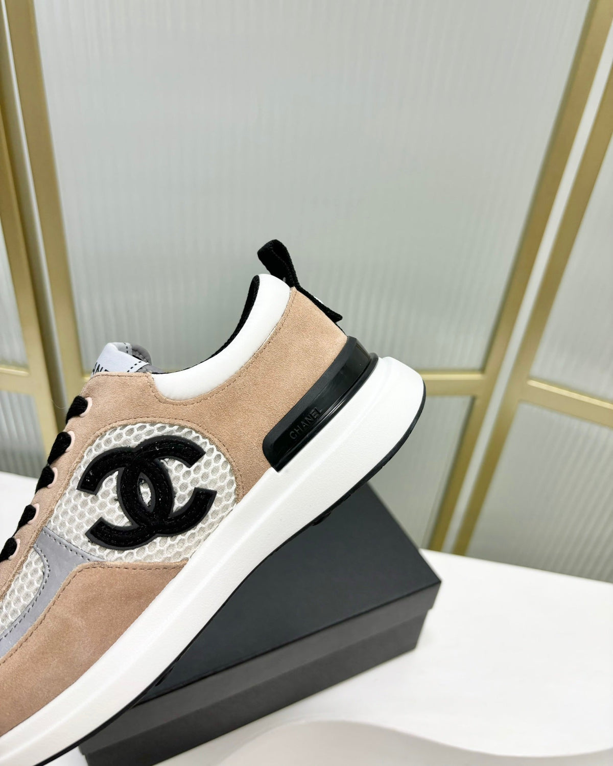 SNEAKER IN TAN BROWN SUEDE AND GREY BREATHABLE MESH