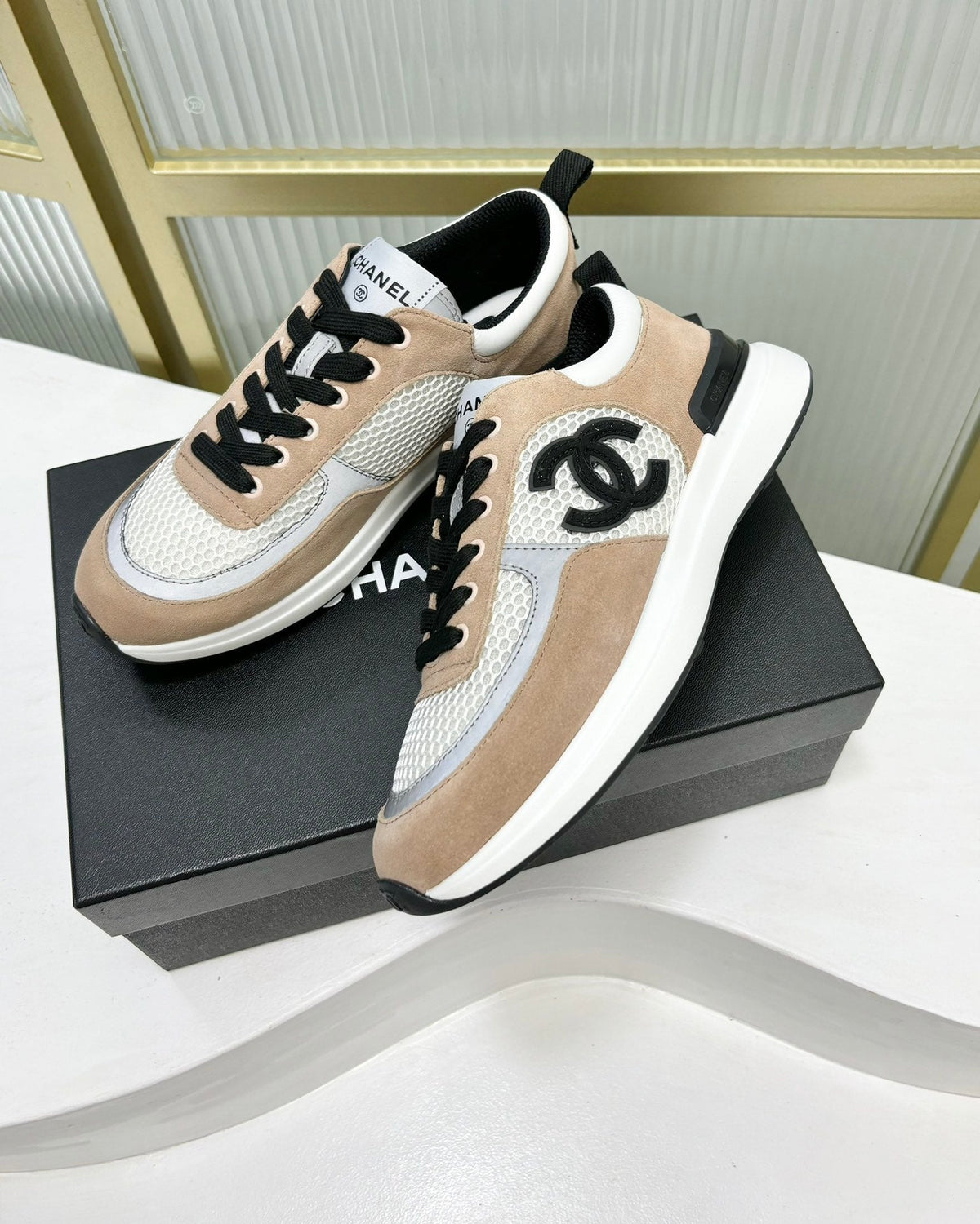 SNEAKER IN TAN BROWN SUEDE AND GREY BREATHABLE MESH