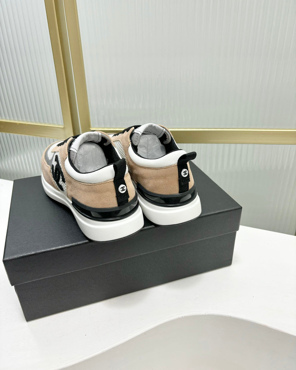 SNEAKER IN TAN BROWN SUEDE AND GREY BREATHABLE MESH