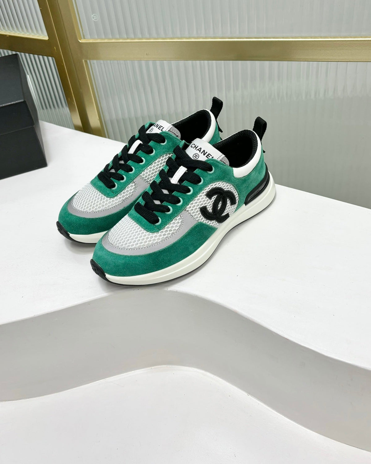SNEAKER IN JADE GREEN SUEDE AND GREY BREATHABLE MESH