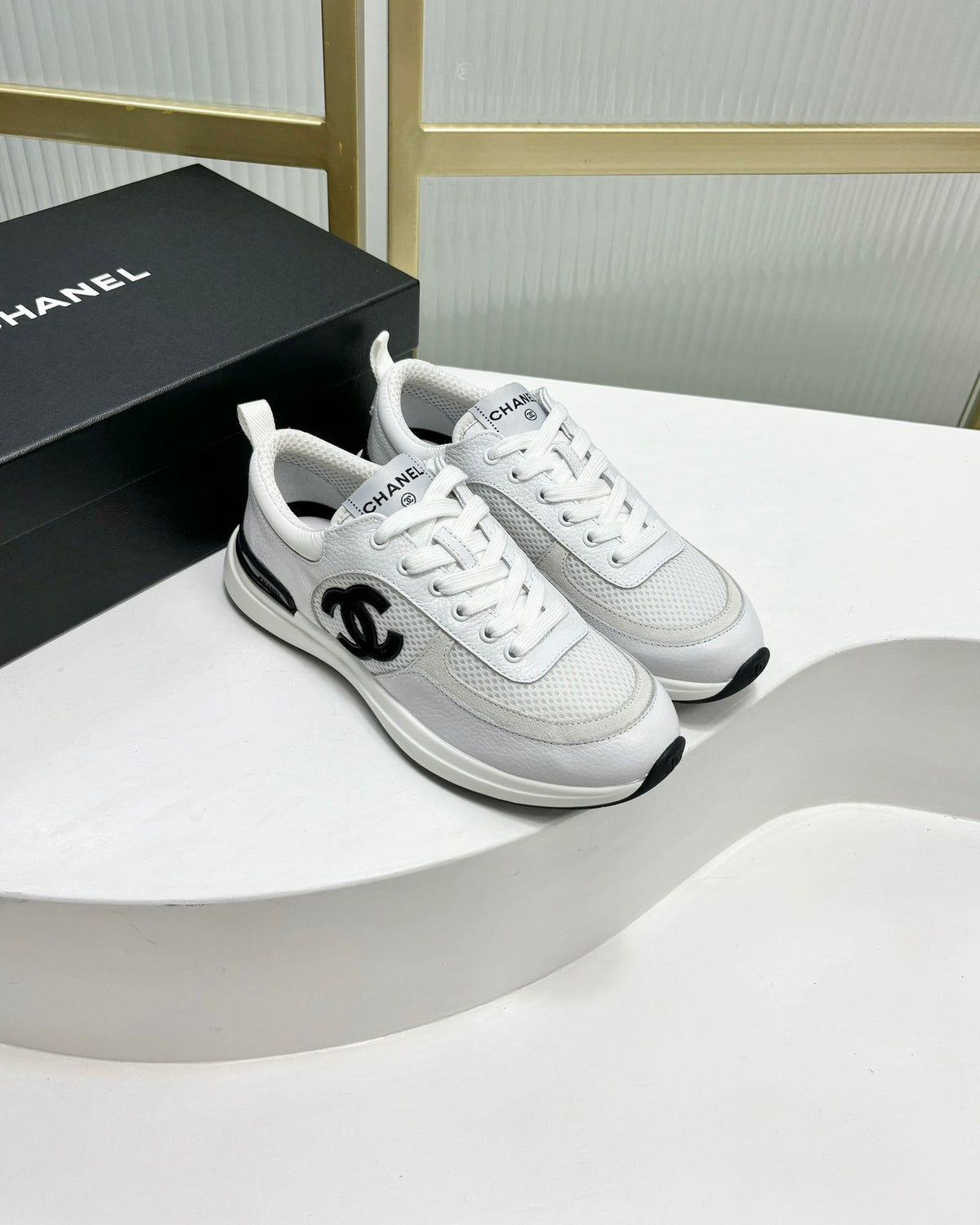 SNEAKER IN WHITE SUEDE AND BREATHABLE MESH