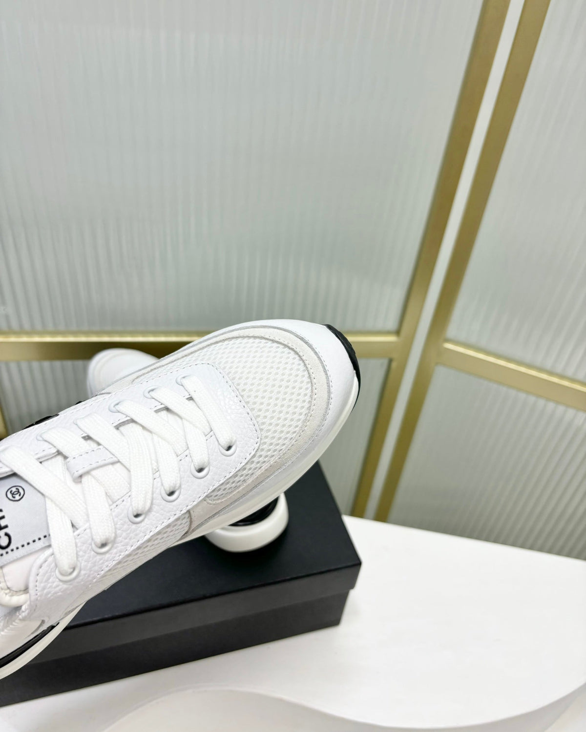 SNEAKER IN WHITE SUEDE AND BREATHABLE MESH