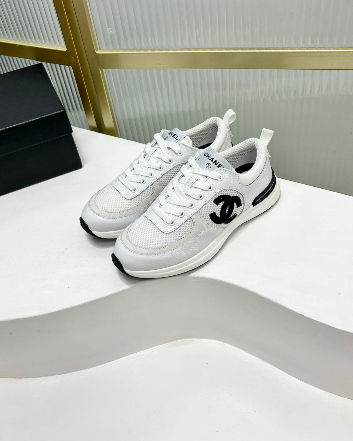 SNEAKER IN WHITE SUEDE AND BREATHABLE MESH