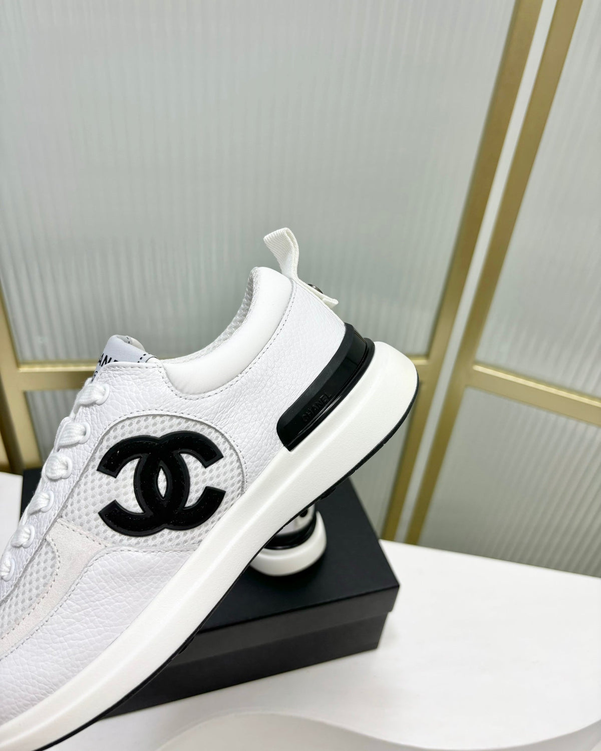 SNEAKER IN WHITE SUEDE AND BREATHABLE MESH