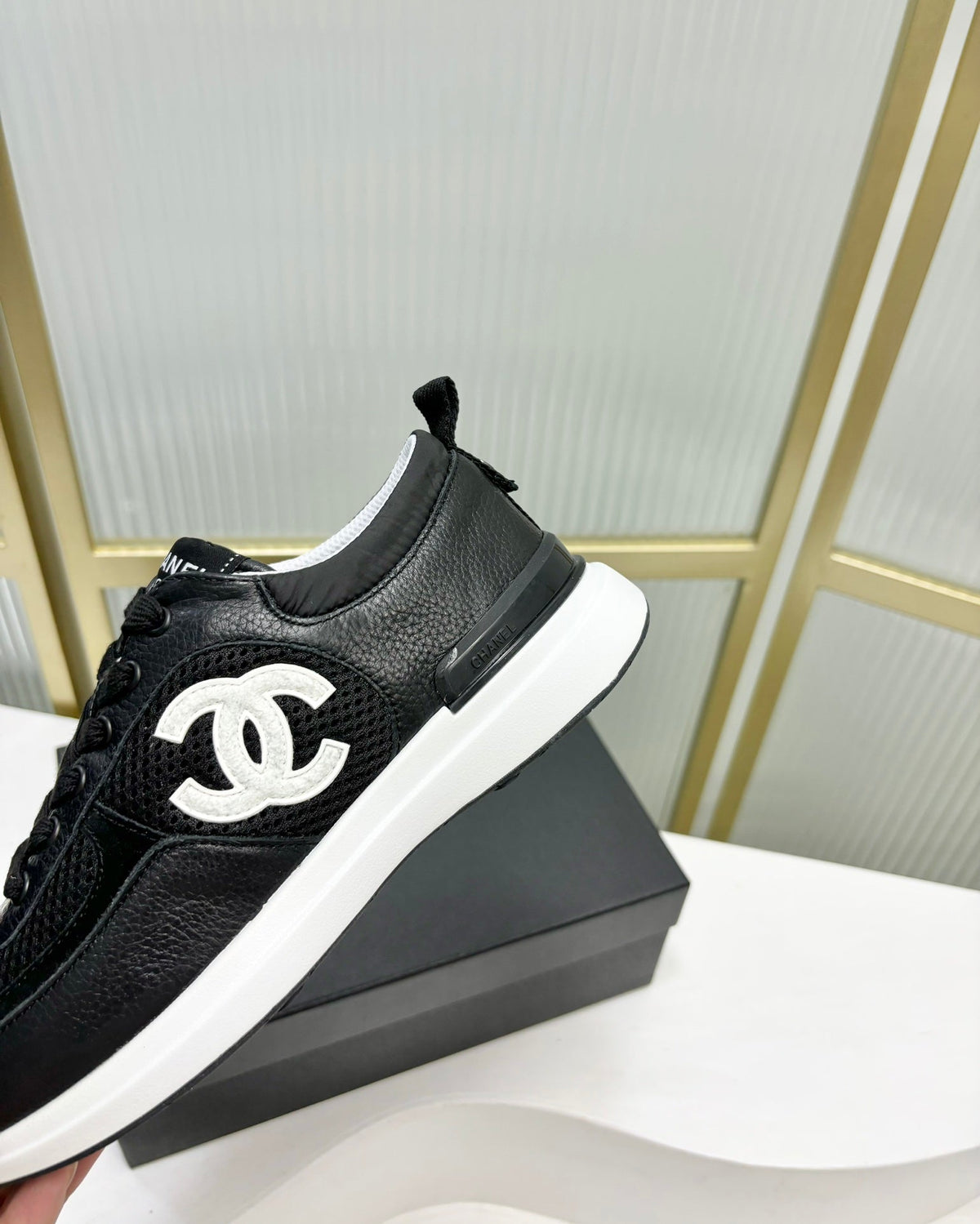 SNEAKER IN BLACK SUEDE WITH WHITE LOGO