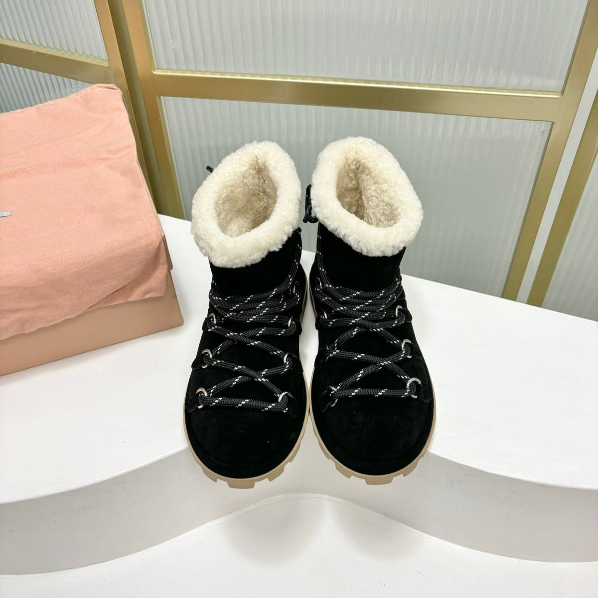 LACE-UP ANKLE BOOTS IN BLACK SUEDE AND FLEECE LINING