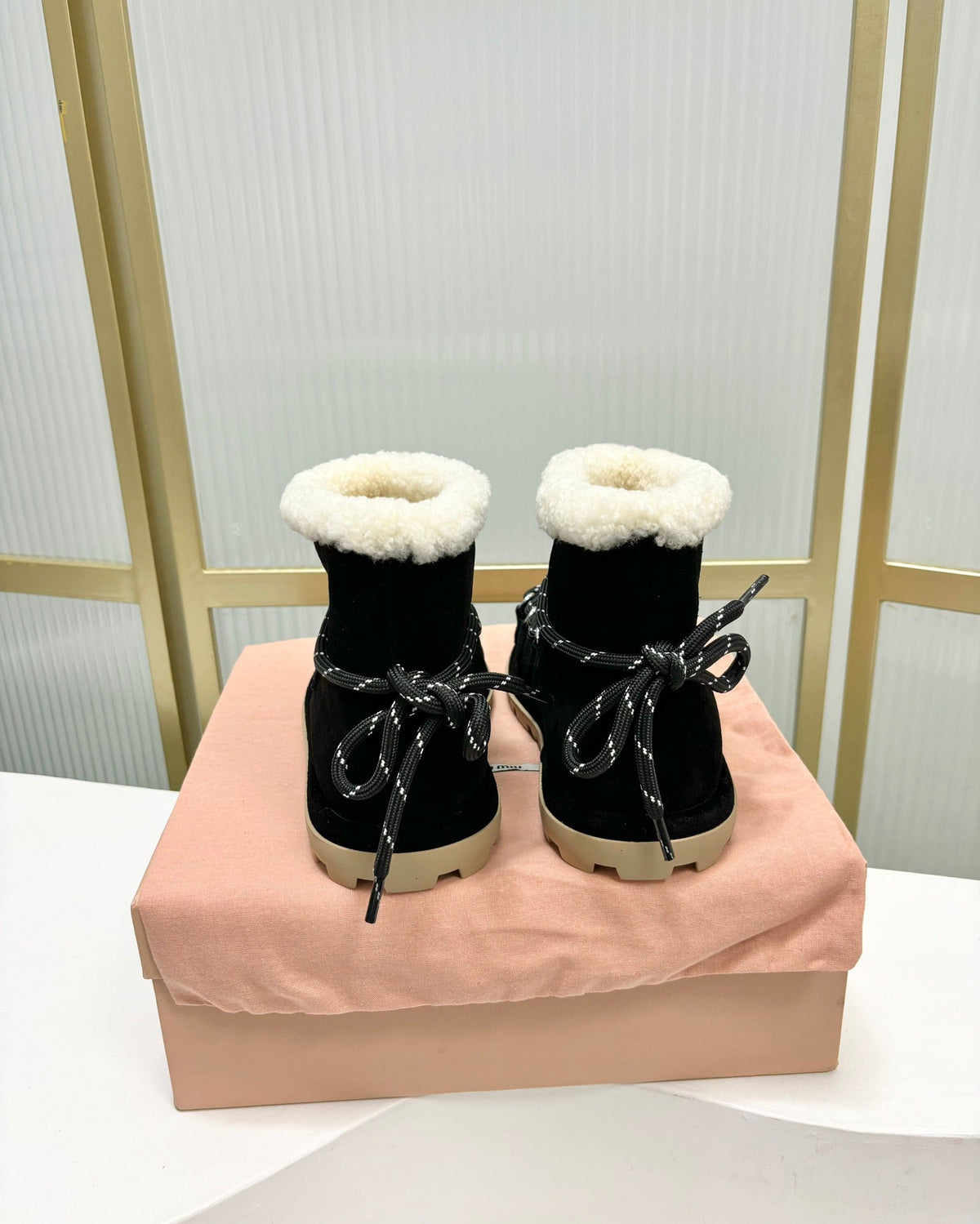 LACE-UP ANKLE BOOTS IN BLACK SUEDE AND FLEECE LINING