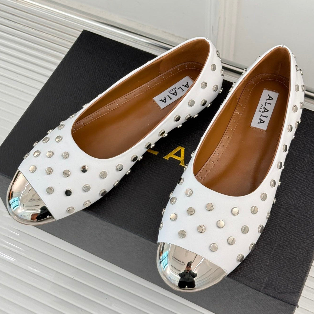 STUD-EMBELLISHED BALLET FLATS IN WHITE CALFSKIN