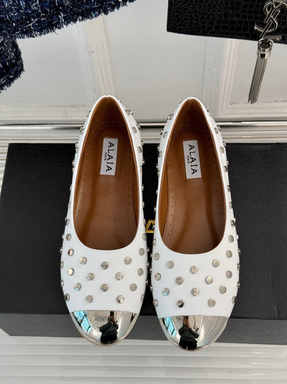 STUD-EMBELLISHED BALLET FLATS IN WHITE CALFSKIN