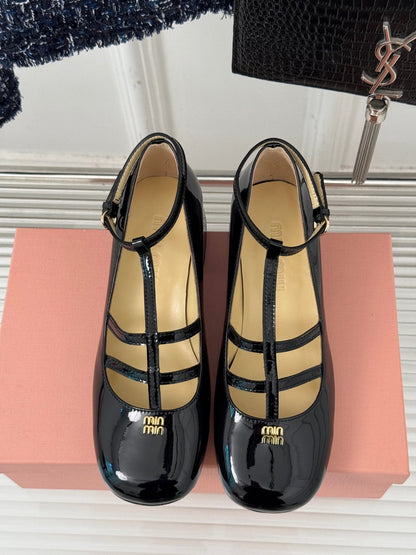 BALLET PUMPS WITH STRAP IN BLACK GLOSSY LAMBSKIN