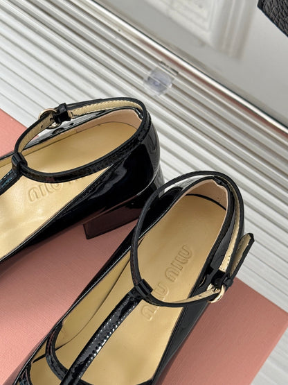 BALLET PUMPS WITH STRAP IN BLACK GLOSSY LAMBSKIN
