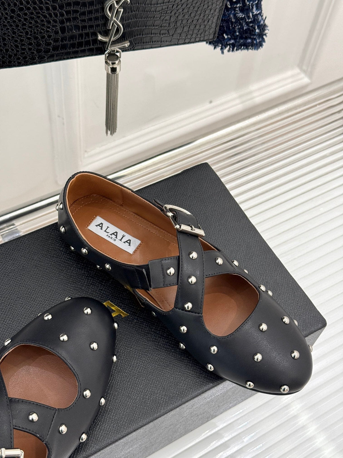 CROSSED STRAP BALLET FLATS IN BLACK CALFSKIN