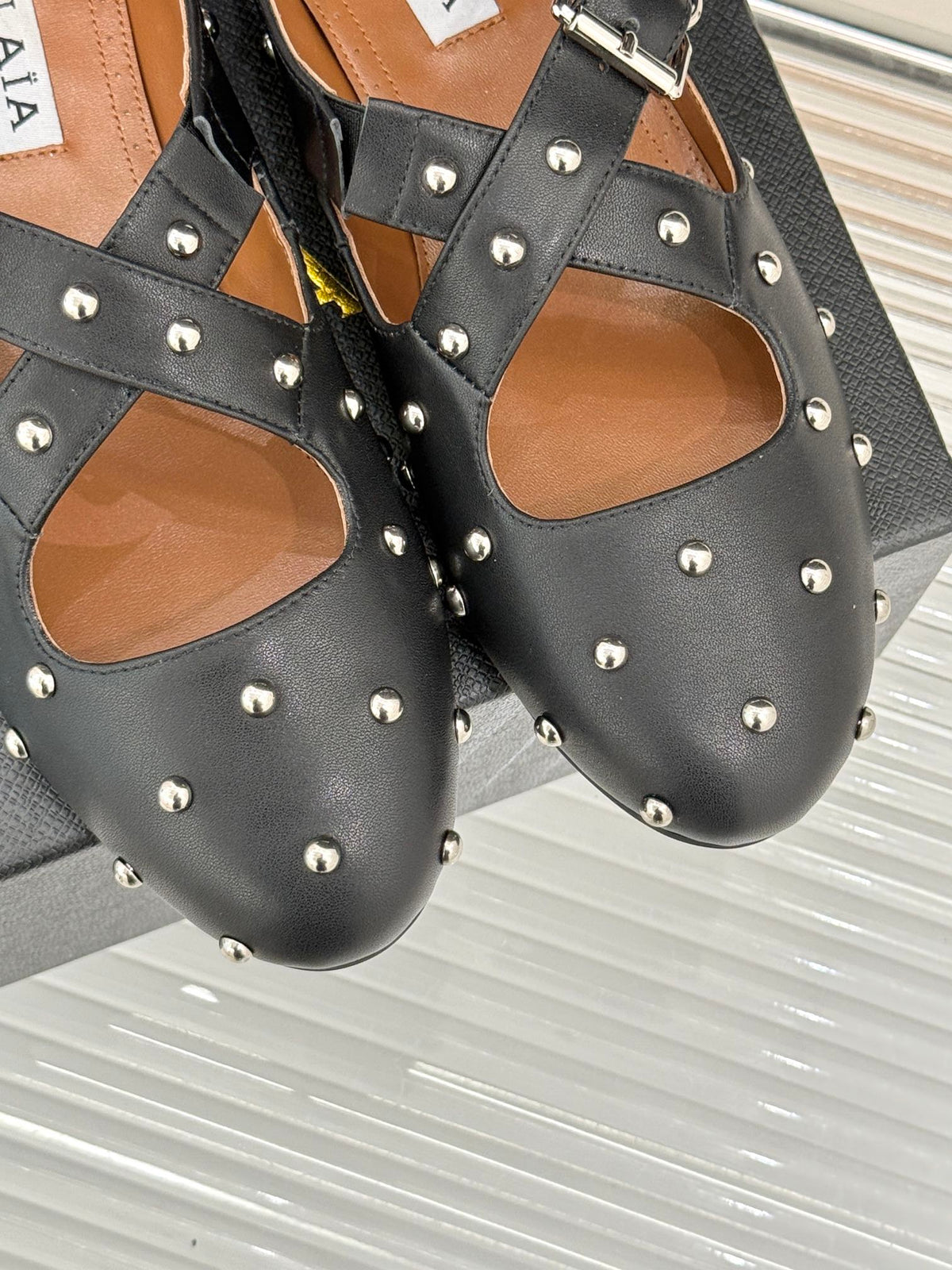 CROSSED STRAP BALLET FLATS IN BLACK CALFSKIN