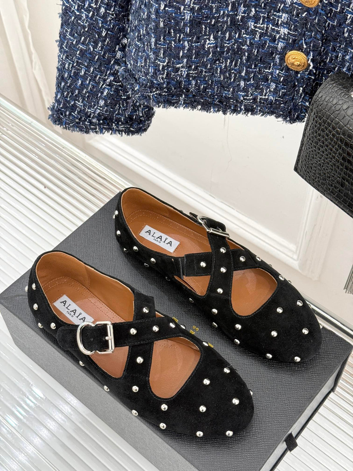 CROSSED STRAP BALLET FLATS IN BLACK SUEDE