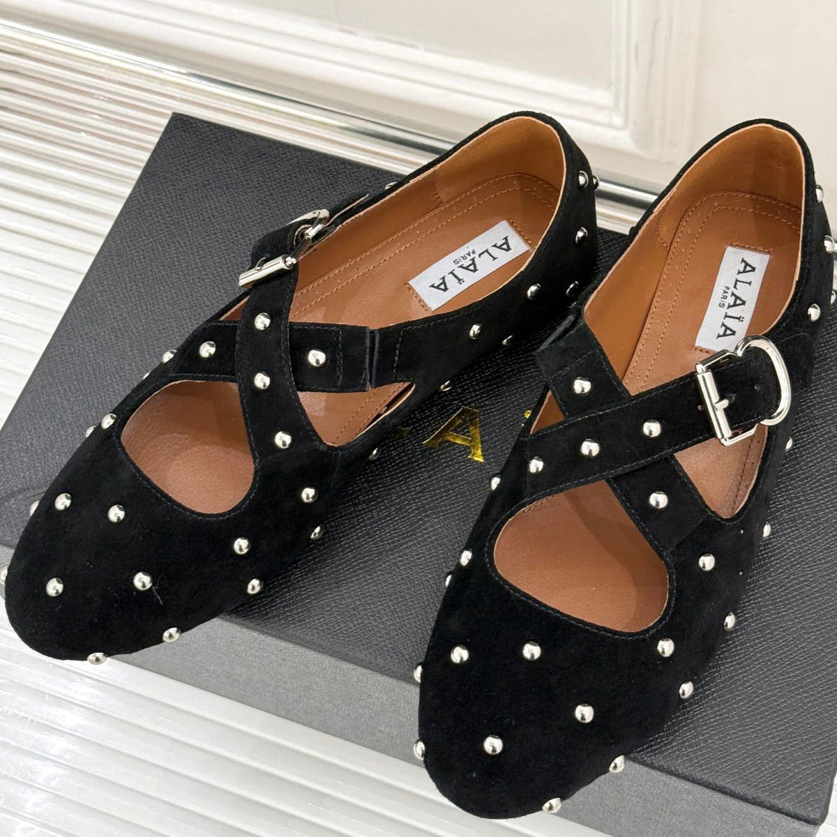CROSSED STRAP BALLET FLATS IN BLACK SUEDE