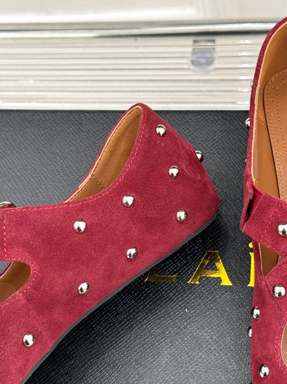 CROSSED STRAP BALLET FLATS IN BERRY RED SUEDE
