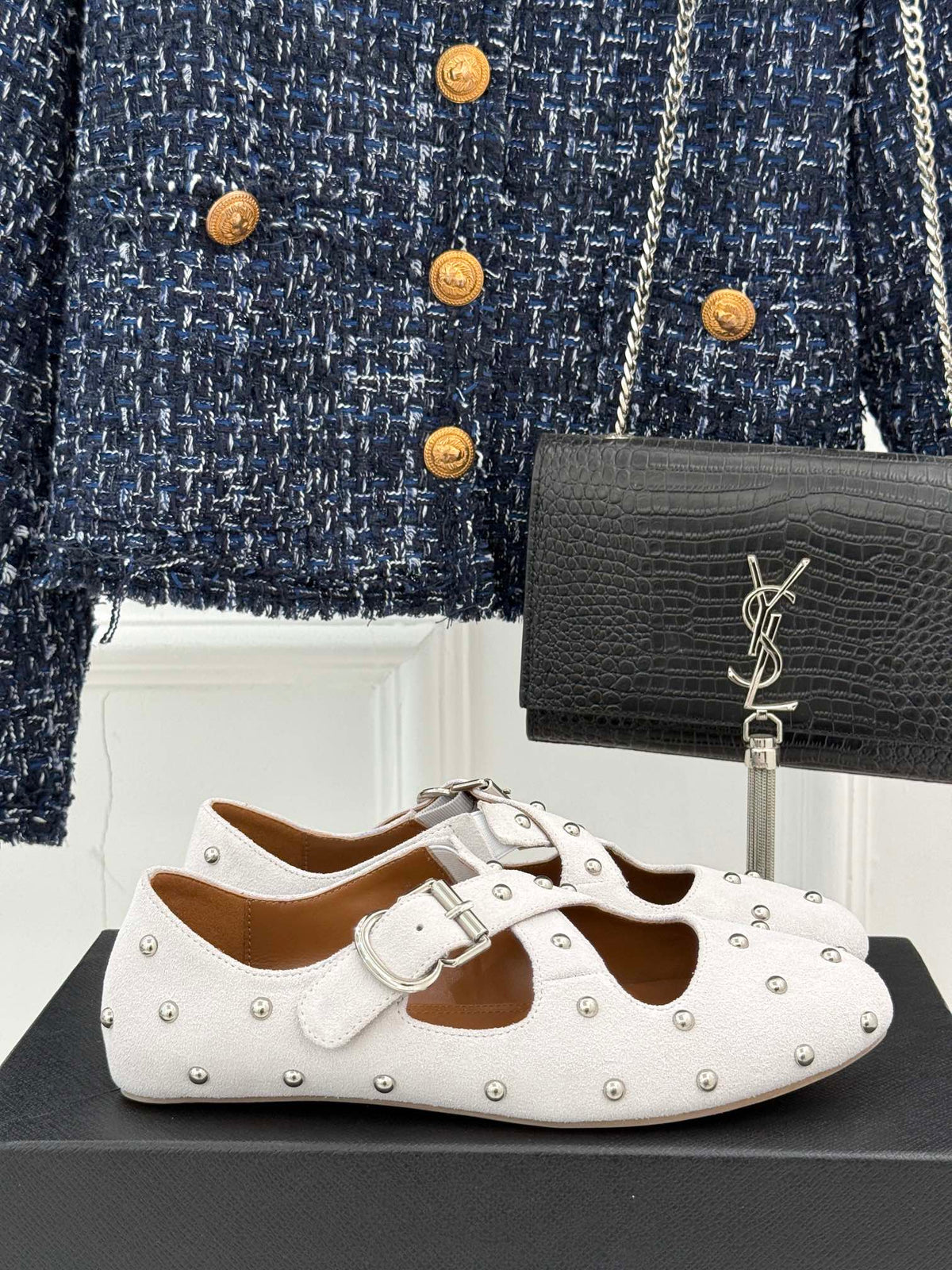 CROSSED STRAP BALLET FLATS IN WHITE SUEDE