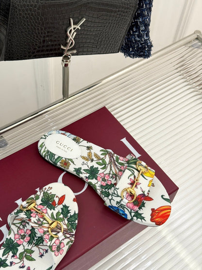 SLIDE SANDALS IN WHITE FABRIC FLORAL AND LEAF PRINT