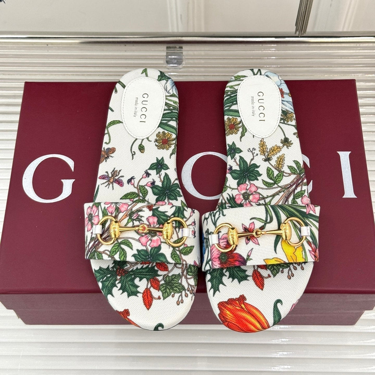 SLIDE SANDALS IN WHITE FABRIC FLORAL AND LEAF PRINT