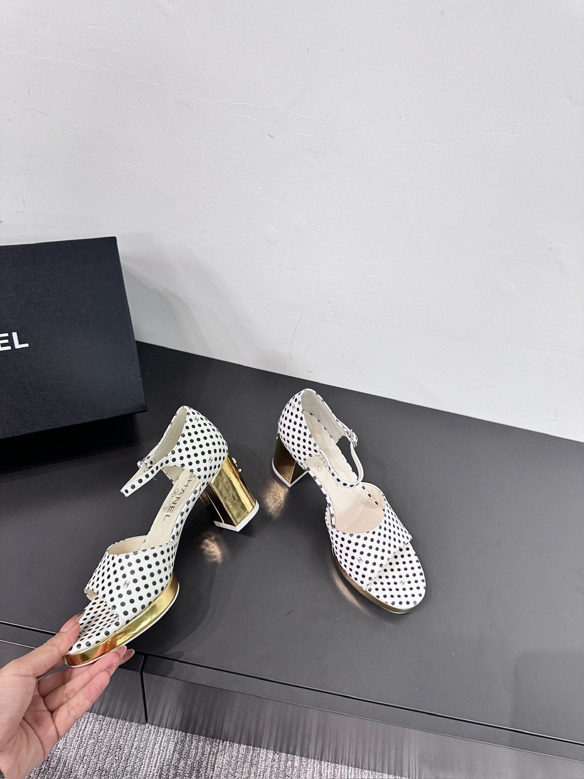 BLOCK HEEL SANDALS WHITE POLKA DOT SHEEPSKIN