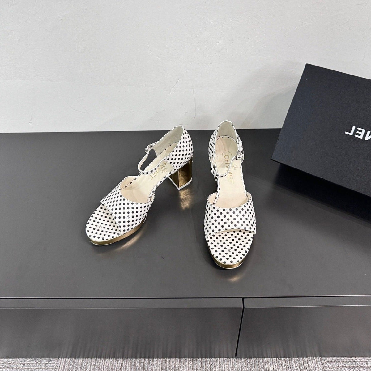 BLOCK HEEL SANDALS WHITE POLKA DOT SHEEPSKIN