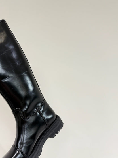 D-TOWN BOOTS IN BLACK PATENT CALFSKIN