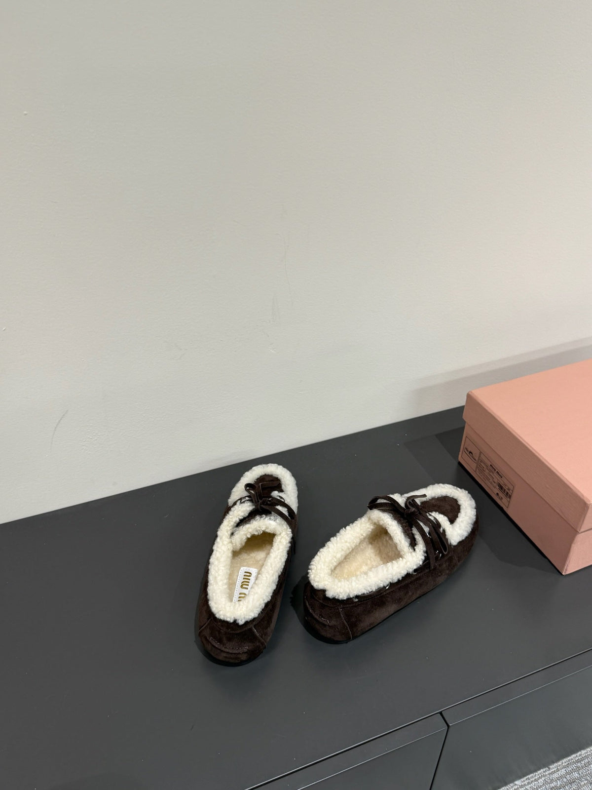 LACE-UP LOAFERS IN DARK CHOCOLATE SUEDE AND WHITE FLEECE LINING