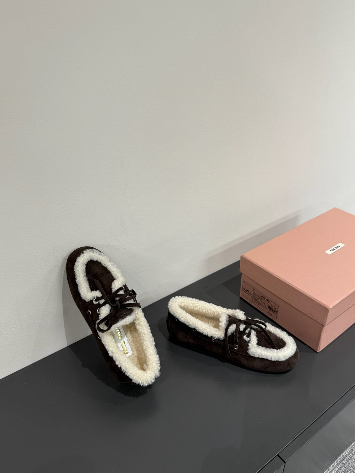 LACE-UP LOAFERS IN DARK CHOCOLATE SUEDE AND WHITE FLEECE LINING