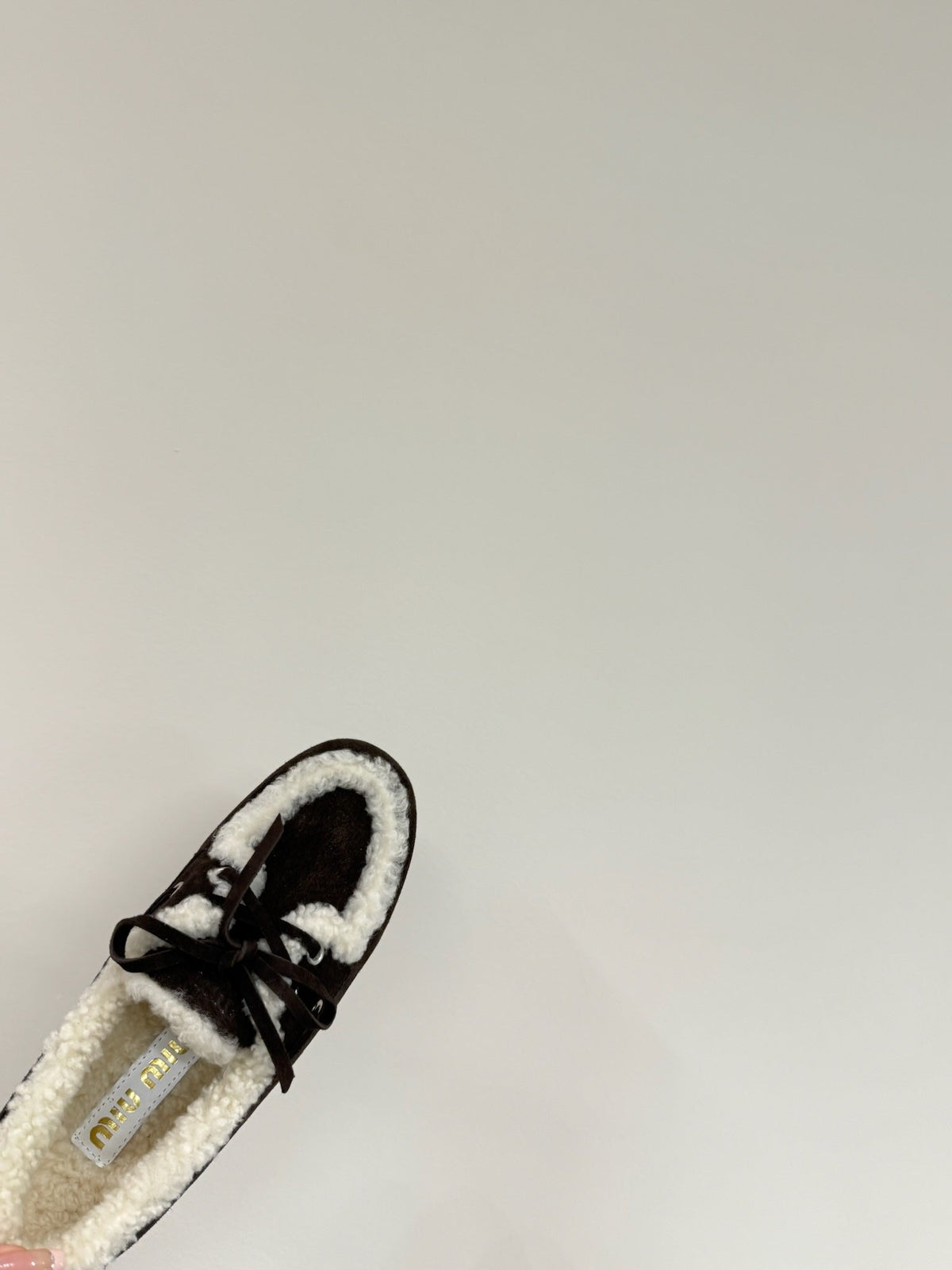 LACE-UP LOAFERS IN DARK CHOCOLATE SUEDE AND WHITE FLEECE LINING