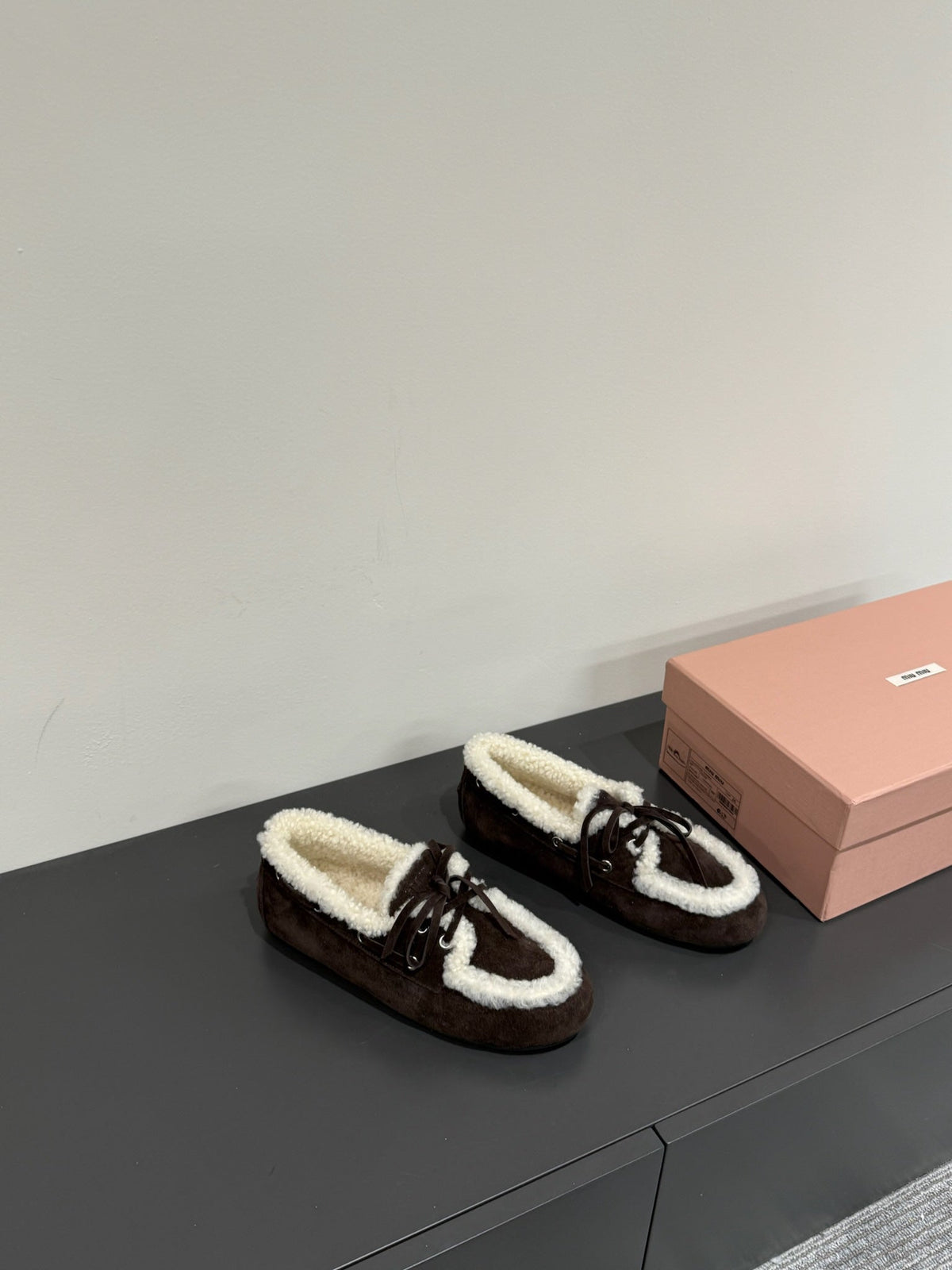 LACE-UP LOAFERS IN DARK CHOCOLATE SUEDE AND WHITE FLEECE LINING