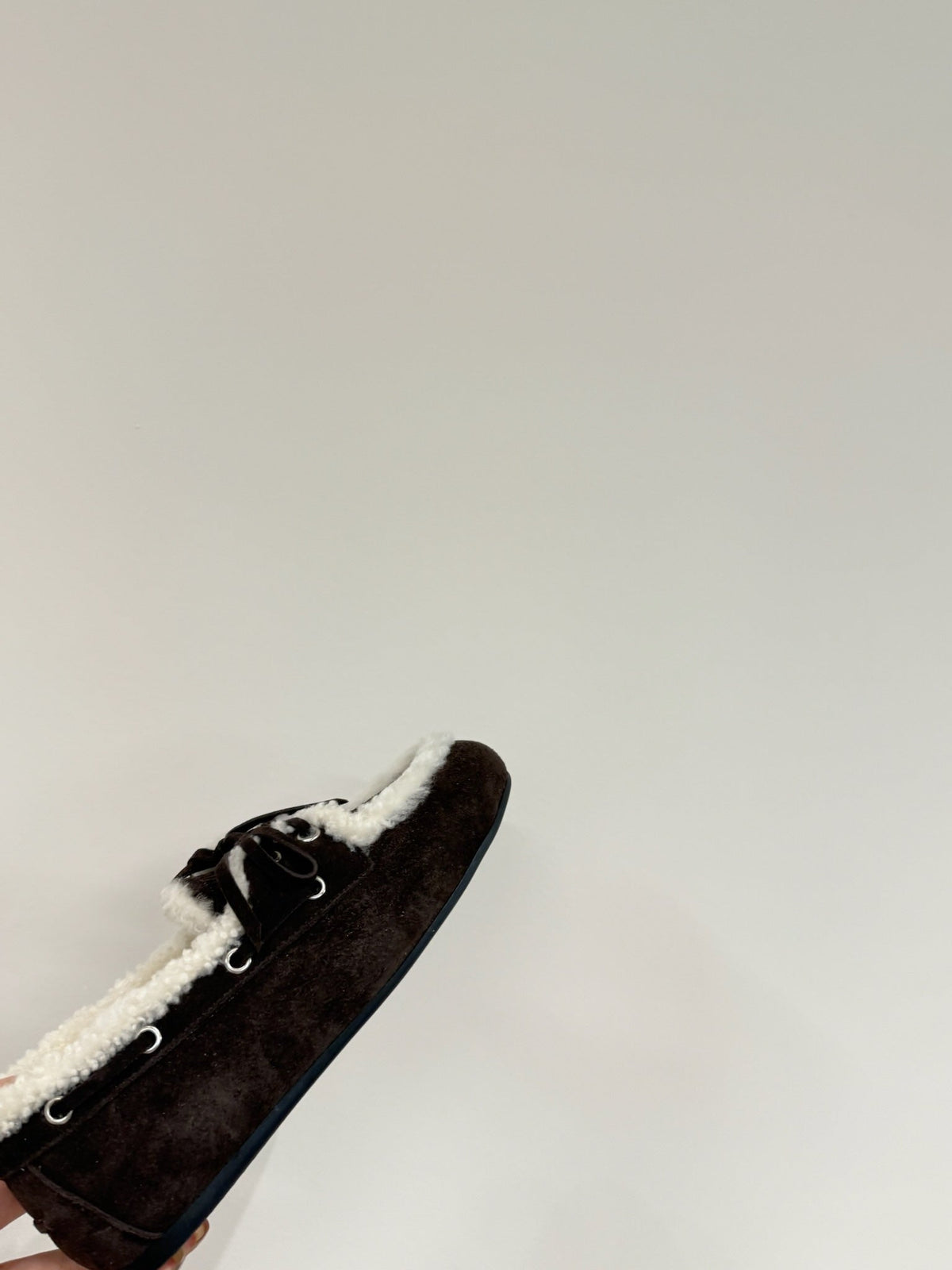 LACE-UP LOAFERS IN DARK CHOCOLATE SUEDE AND WHITE FLEECE LINING