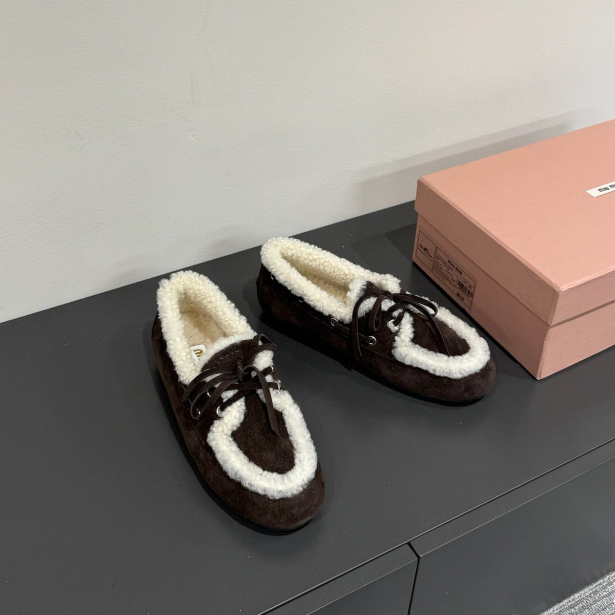 LACE-UP LOAFERS IN DARK CHOCOLATE SUEDE AND WHITE FLEECE LINING