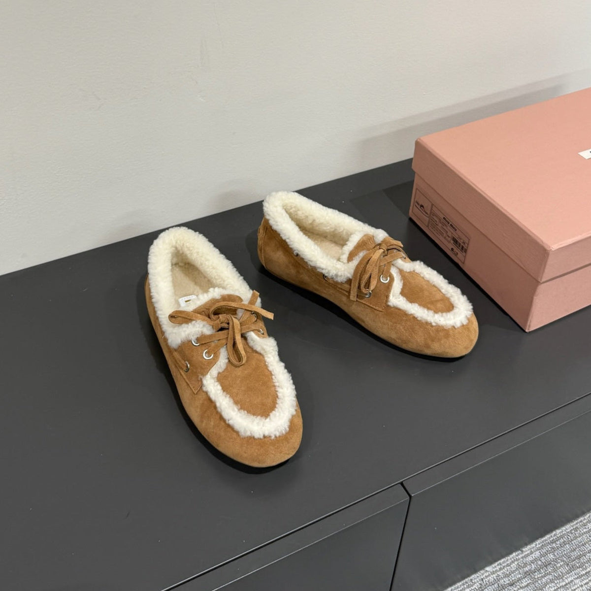 LACE-UP LOAFERS IN TAWNY BROWN SUEDE AND WHITE FLEECE LINING