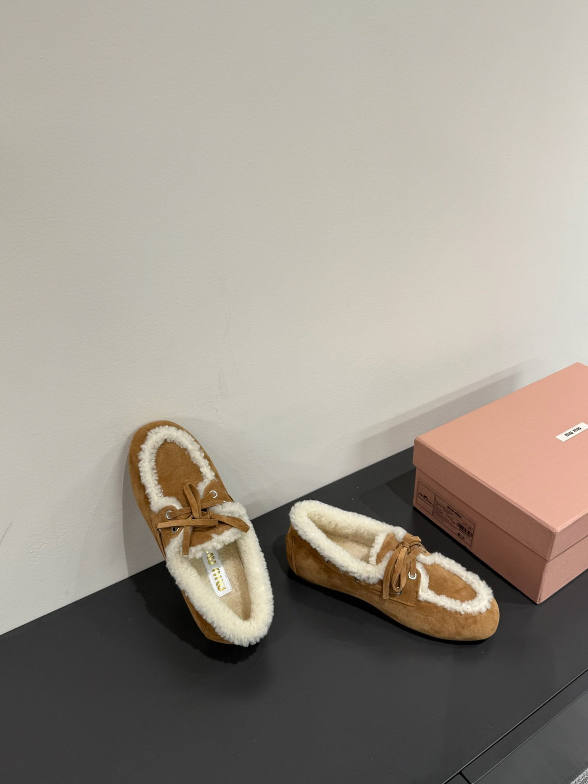 LACE-UP LOAFERS IN TAWNY BROWN SUEDE AND WHITE FLEECE LINING