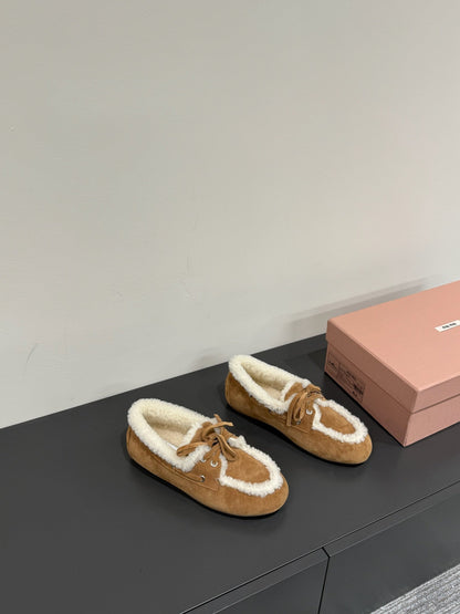 LACE-UP LOAFERS IN TAWNY BROWN SUEDE AND WHITE FLEECE LINING