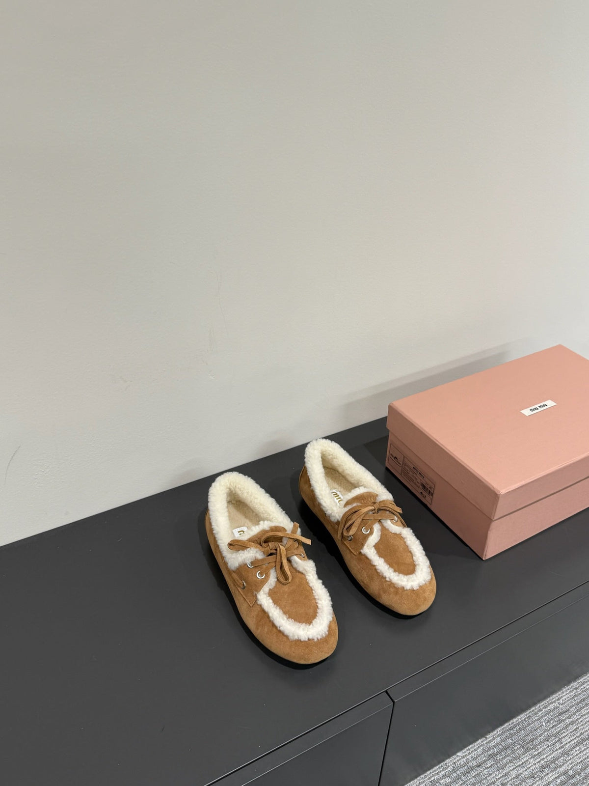 LACE-UP LOAFERS IN TAWNY BROWN SUEDE AND WHITE FLEECE LINING