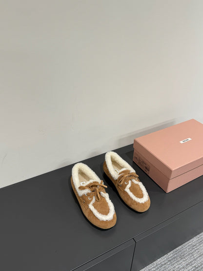 LACE-UP LOAFERS IN TAWNY BROWN SUEDE AND WHITE FLEECE LINING