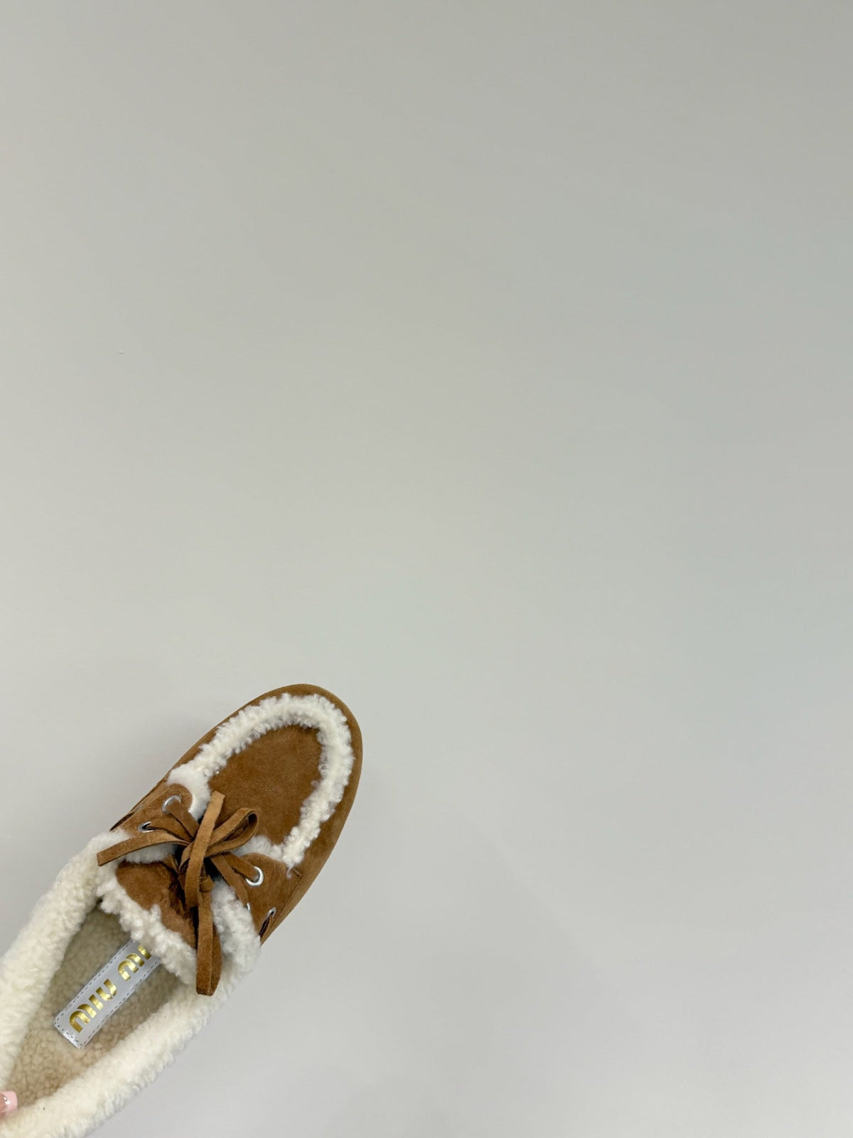 LACE-UP LOAFERS IN TAWNY BROWN SUEDE AND WHITE FLEECE LINING