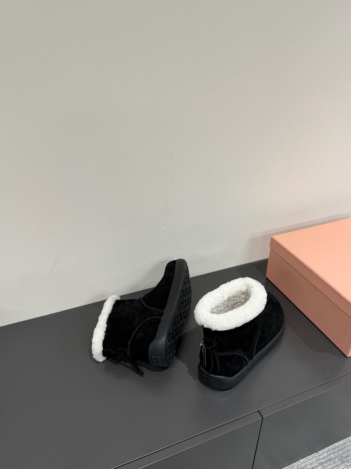 ANKLE BOOTS IN BLACK SUEDE AND FLEECE LINING