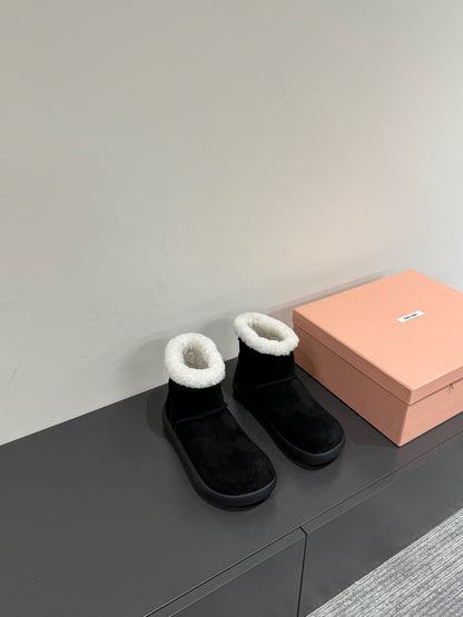 ANKLE BOOTS IN BLACK SUEDE AND FLEECE LINING