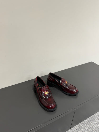 LOAFER WITH GOLD COIN IN CRIMSON GLOSSY CALFSKIN