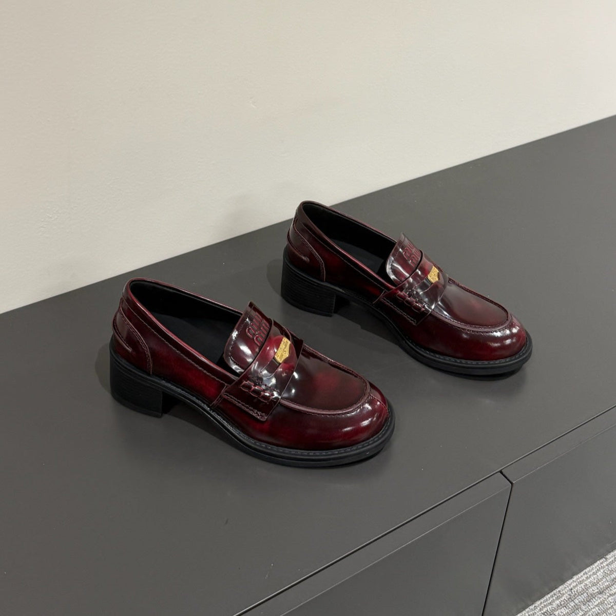 LOAFER WITH GOLD COIN IN CRIMSON GLOSSY CALFSKIN