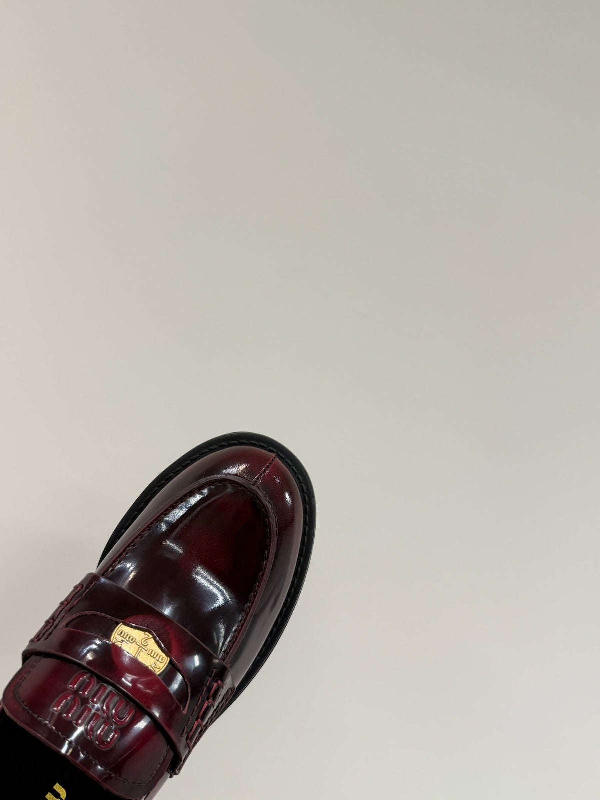 LOAFER WITH GOLD COIN IN CRIMSON GLOSSY CALFSKIN