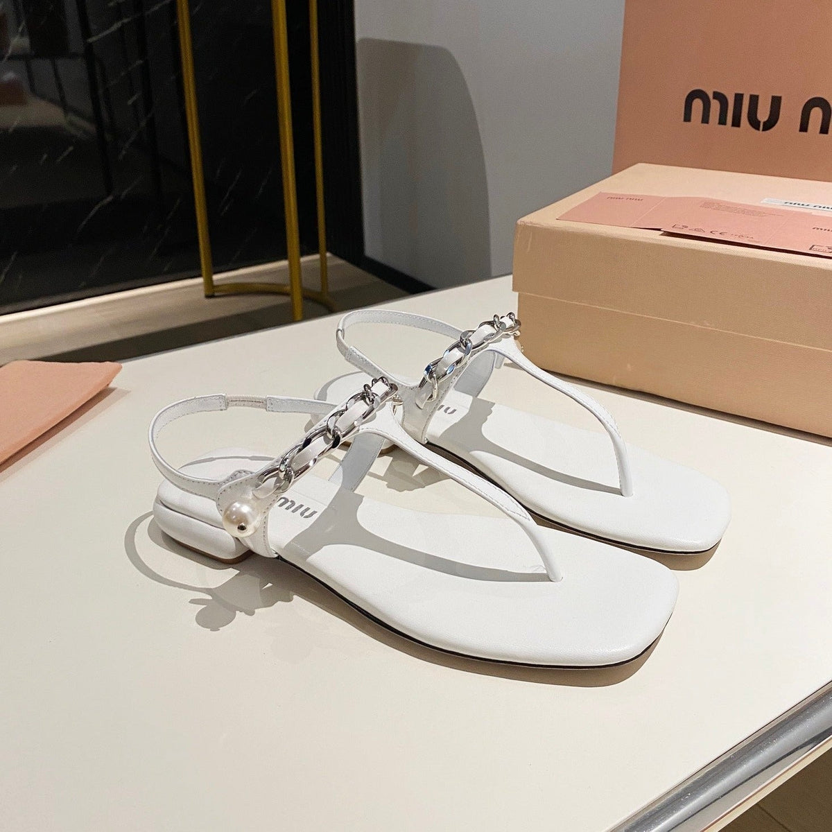 PEARL CHAIN FLIP-FLOPS SNOW COLOR LEATHER