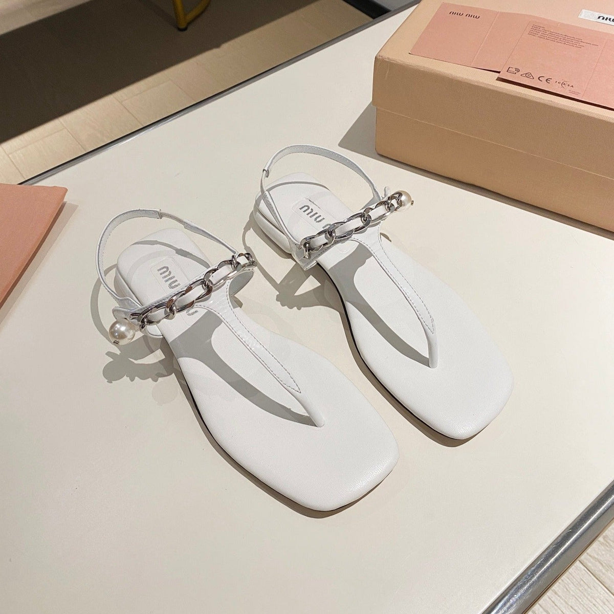 PEARL CHAIN FLIP-FLOPS SNOW COLOR LEATHER
