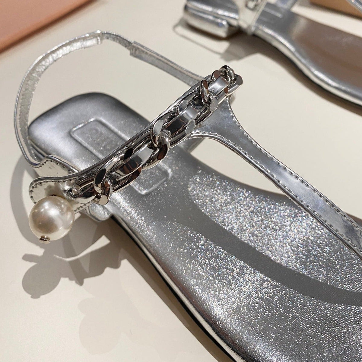 PEARL CHAIN FLIP-FLOPS SILVER LEATHER