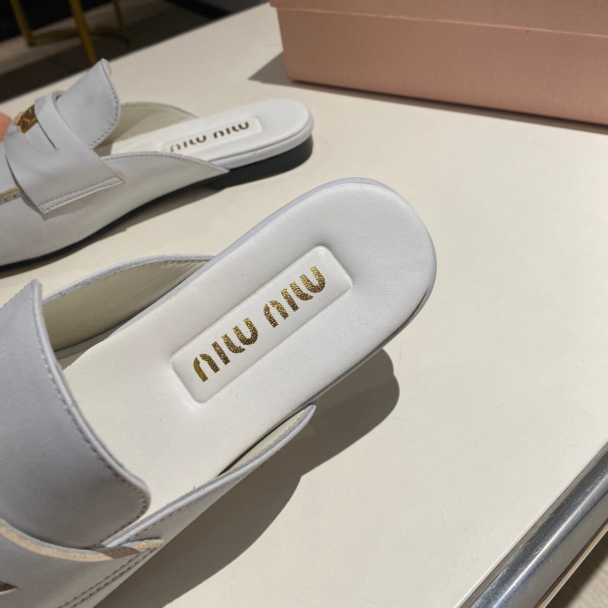 MULES SLIPPERS WHITE COWHIDE WITH GOLD COIN