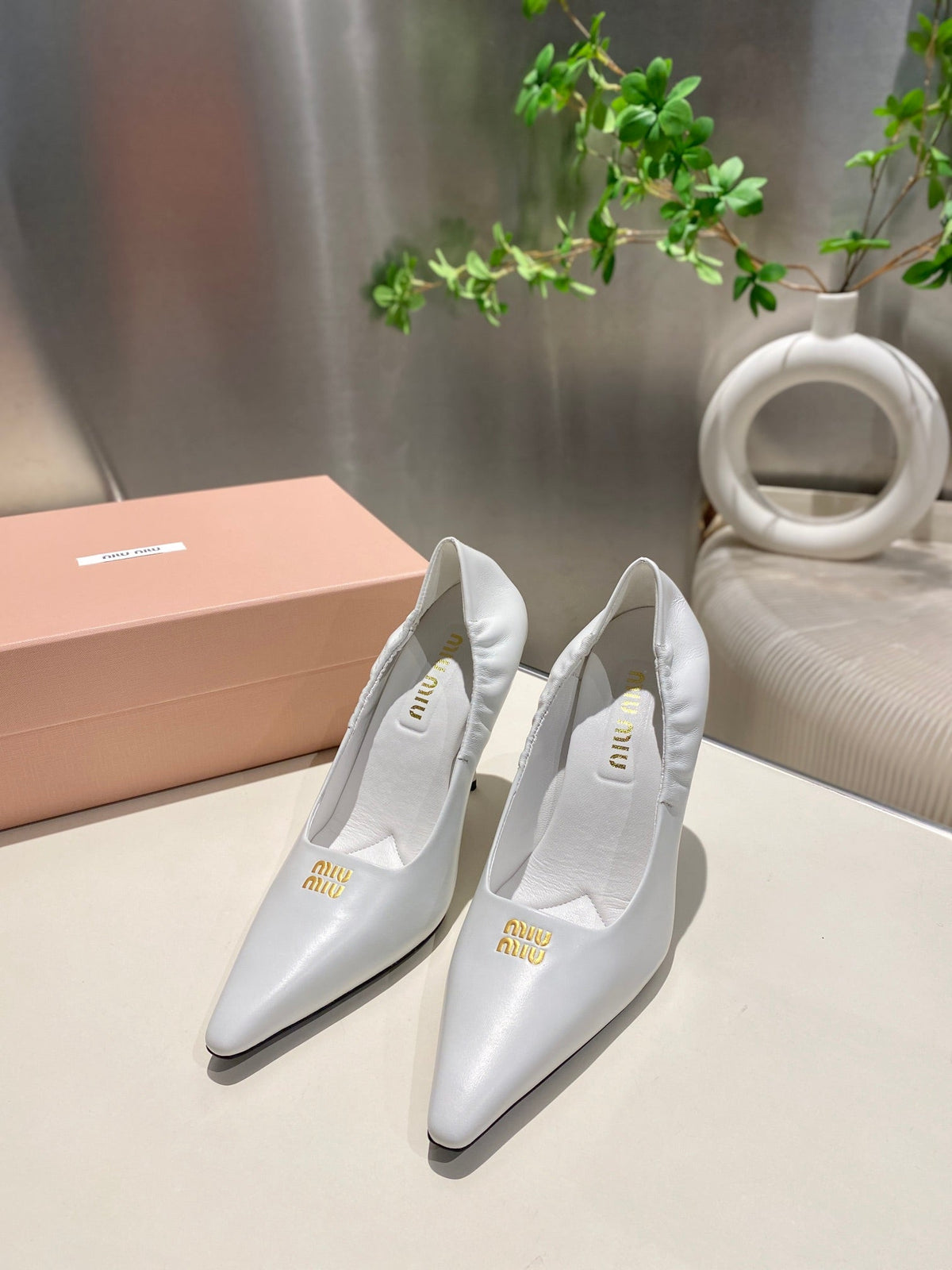 POINTED-TOE HIGH HEEL PUMPS IN WHITE SMOOTH LAMBSKIN